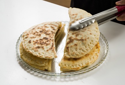 Фото шага рецепта Лепешки с творогом и зеленью 152560 шаг 11  