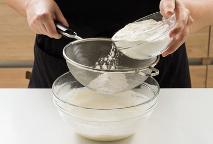 Фото шага рецепта Лепешки с творогом и зеленью 152560 шаг 2  