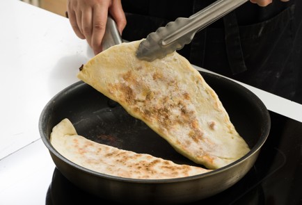 Фото шага рецепта Лепешки с творогом и зеленью 152560 шаг 9  