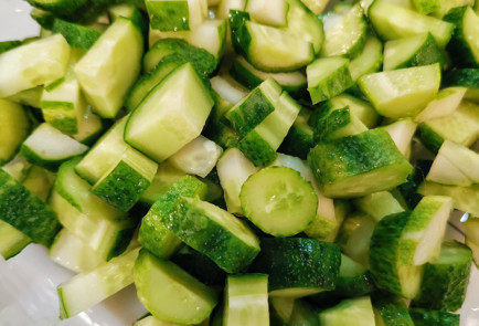 Фото шага рецепта Летний овощной салат с базиликом и ткемали 151520 шаг 2  