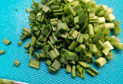 Фото шага рецепта Летний овощной салат с базиликом и ткемали 151520 шаг 4  