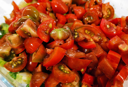 Фото шага рецепта Летний овощной салат с базиликом и ткемали 151520 шаг 7  