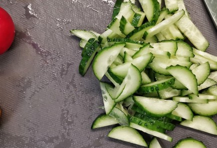 Фото шага рецепта Летний витаминный салат 153086 шаг 2  