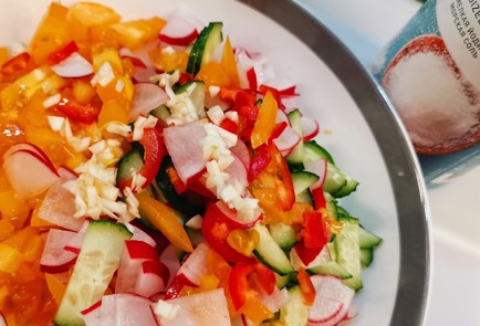 Фото шага рецепта Летний витаминный салат 153086 шаг 7  