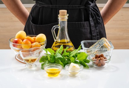 Фото шага рецепта Летний салат с абрикосами и голубым сыром 186536 шаг 1  