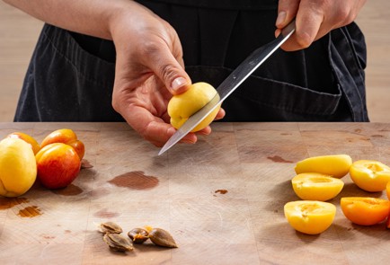 Фото шага рецепта Летний салат с абрикосами и голубым сыром 186536 шаг 3  