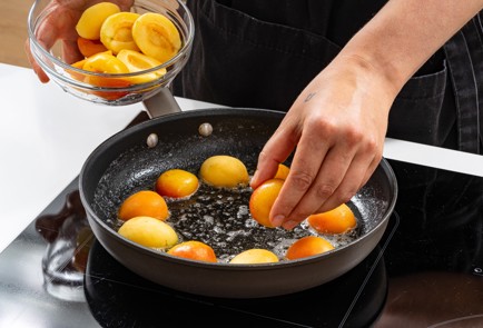 Фото шага рецепта Летний салат с абрикосами и голубым сыром 186536 шаг 4  