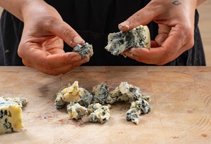 Фото шага рецепта Летний салат с абрикосами и голубым сыром 186536 шаг 5  