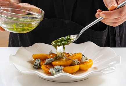 Фото шага рецепта Летний салат с абрикосами и голубым сыром 186536 шаг 9  