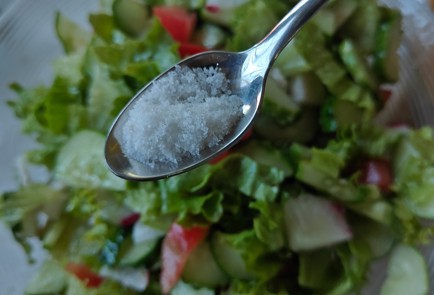 Фото шага рецепта Летний салат с брынзой 189897 шаг 9  