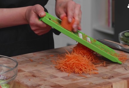 Фото шага рецепта Летний салат с курицей повьетнамски 186426 шаг 4  