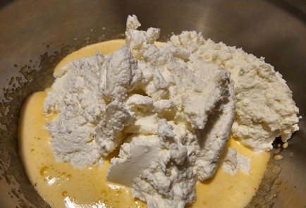 Фото шага рецепта Лимонная запеканка с брусникой 175302 шаг 3  