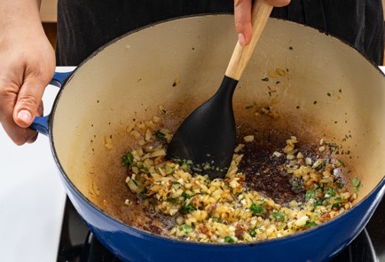 Фото шага рецепта Лимонный цыпленок с орзо 186455 шаг 7