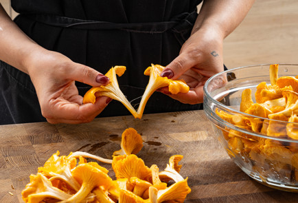 Фото шага рецепта Лисички на сковороде 190297 шаг 2  