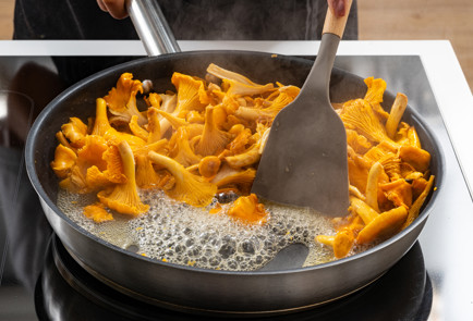 Фото шага рецепта Лисички на сковороде 190297 шаг 5  