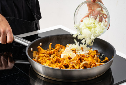 Фото шага рецепта Лисички на сковороде 190297 шаг 6  