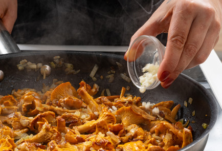 Фото шага рецепта Лисички на сковороде 190297 шаг 7  