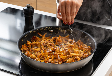 Фото шага рецепта Лисички на сковороде 190297 шаг 8  