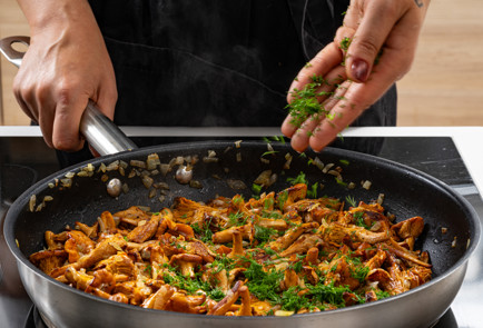 Фото шага рецепта Лисички на сковороде 190297 шаг 9  