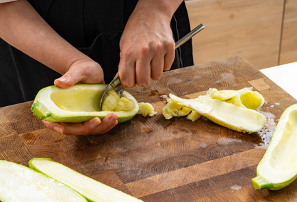 Фото шага рецепта Лодочки из кабачков Четыре сыра 189598 шаг 2  