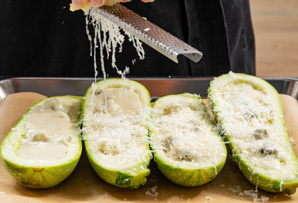 Фото шага рецепта Лодочки из кабачков Четыре сыра 189598 шаг 9  