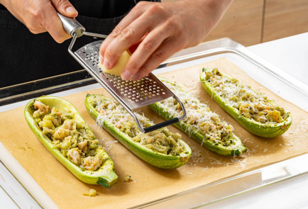 Фото шага рецепта Лодочки из кабачков с креветками 189597 шаг 10  