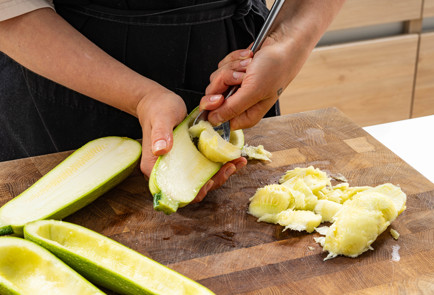 Фото шага рецепта Лодочки из кабачков с креветками 189597 шаг 2  