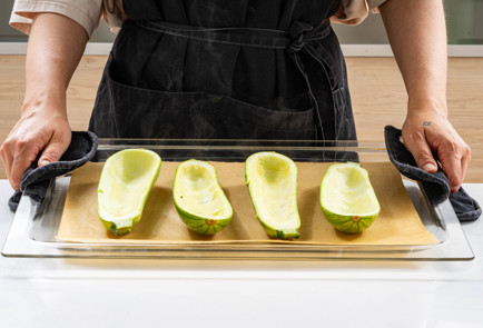 Фото шага рецепта Лодочки из кабачков с креветками 189597 шаг 3  