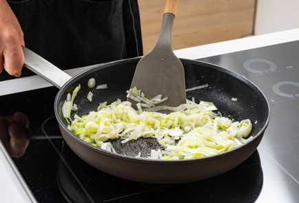 Фото шага рецепта Лодочки из кабачков с креветками 189597 шаг 6  