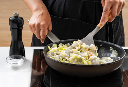 Фото шага рецепта Лодочки из кабачков с креветками 189597 шаг 7  