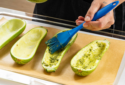 Фото шага рецепта Лодочки из кабачков с креветками 189597 шаг 8  