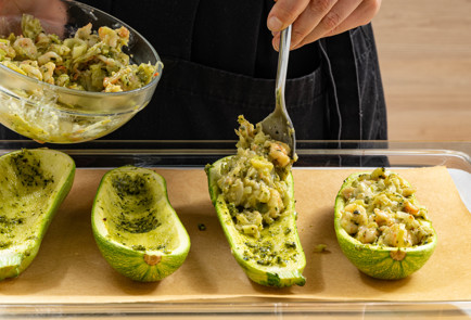 Фото шага рецепта Лодочки из кабачков с креветками 189597 шаг 9  