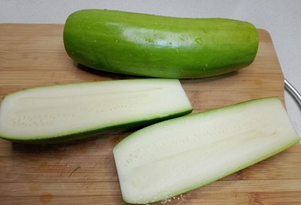 Фото шага рецепта Лодочки из кабачков с куриным фаршем 191429 шаг 2  