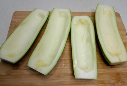 Фото шага рецепта Лодочки из кабачков с куриным фаршем 191429 шаг 3  