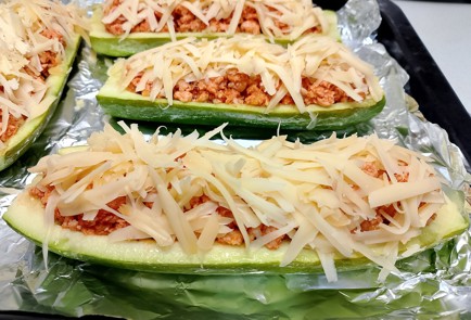 Фото шага рецепта Лодочки из кабачков с куриным фаршем 191429 шаг 9  