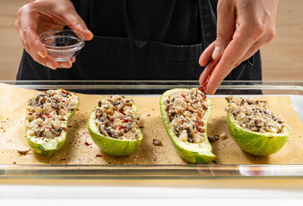 Фото шага рецепта Лодочки из кабачков с тофу и грибами 189599 шаг 8  