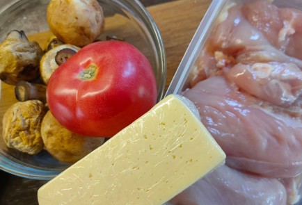 Фото шага рецепта Лодочки с курицей грибами помидором и сыром 176362 шаг 1