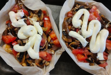 Фото шага рецепта Лодочки с курицей грибами помидором и сыром 176362 шаг 10