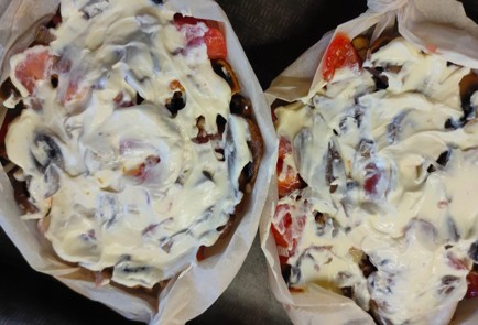 Фото шага рецепта Лодочки с курицей грибами помидором и сыром 176362 шаг 11