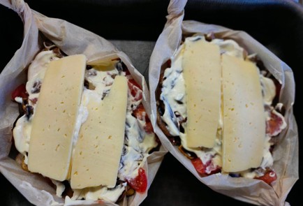 Фото шага рецепта Лодочки с курицей грибами помидором и сыром 176362 шаг 12