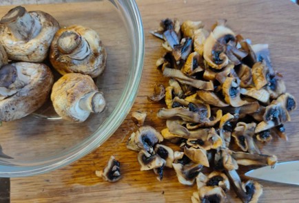 Фото шага рецепта Лодочки с курицей грибами помидором и сыром 176362 шаг 3