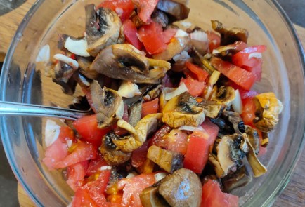 Фото шага рецепта Лодочки с курицей грибами помидором и сыром 176362 шаг 8