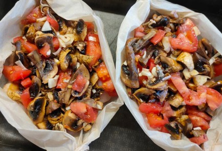 Фото шага рецепта Лодочки с курицей грибами помидором и сыром 176362 шаг 9