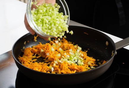 Фото шага рецепта Лодочки с курицей сельдереем и перепелиным яйцом 151013 шаг 1  