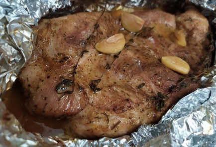 Фото шага рецепта Лопатка запеченная с чесноком и тимьяном 189146 шаг 10  