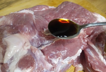 Фото шага рецепта Лопатка запеченная с чесноком и тимьяном 189146 шаг 4  