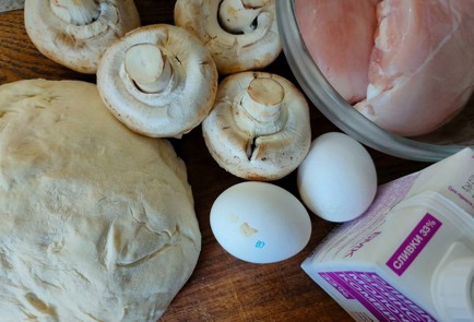 Фото шага рецепта Лоранский пирог на слоеном тесте с курицей и грибами 189265 шаг 1  