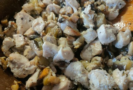 Фото шага рецепта Лоранский пирог на слоеном тесте с курицей и грибами 189265 шаг 10  