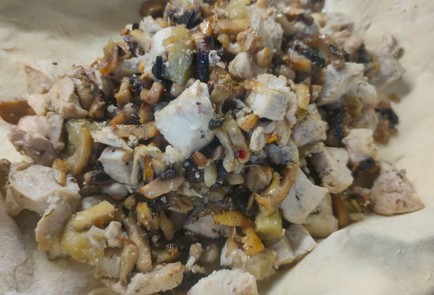 Фото шага рецепта Лоранский пирог на слоеном тесте с курицей и грибами 189265 шаг 13  