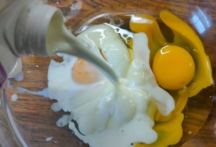 Фото шага рецепта Лоранский пирог на слоеном тесте с курицей и грибами 189265 шаг 15  